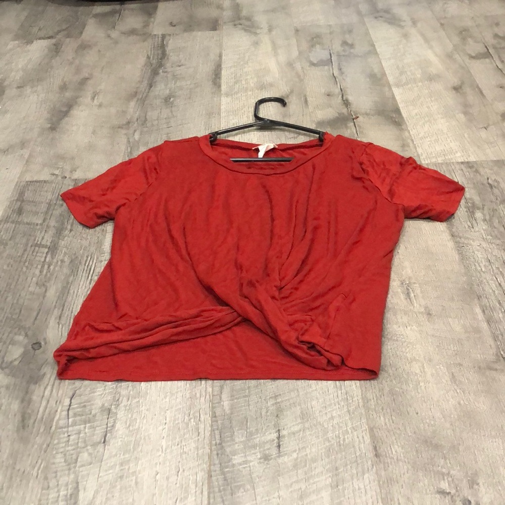 Love shirt It is brownish red